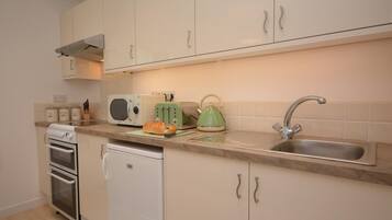 Oven, cookware/dishes/utensils