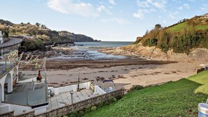 A coastal hotel with a view of the sea, a rocky beach, and a grassy area. - 3 Bed in Ilfracombe (oc-41580) (Combe Martin)