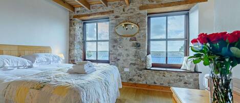 3 bedrooms, travel crib, WiFi (free), bed sheets