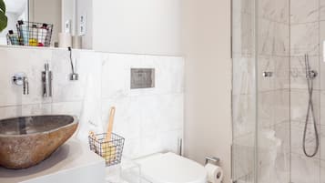 Senior-Apartment, 2 Schlafzimmer | Badezimmer | Dusche, Haartrockner, Handtücher, Seife