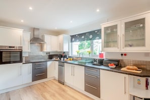 Oven, dishwasher, high chair, cookware/dishes/utensils - 3 Bed in Harlech (oc-42153) (Harlech)