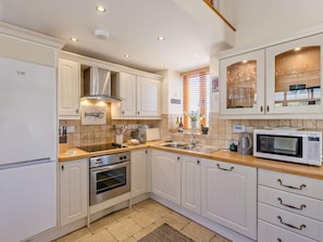 Oven, dishwasher, high chair, cookware/dishes/utensils - 3 Bed in Bideford (oc-42184) (Hartland)