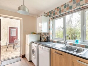 Oven, dishwasher, high chair, cookware/dishes/utensils - 2 Bed in Taunton (oc-41906) (Cothelstone)