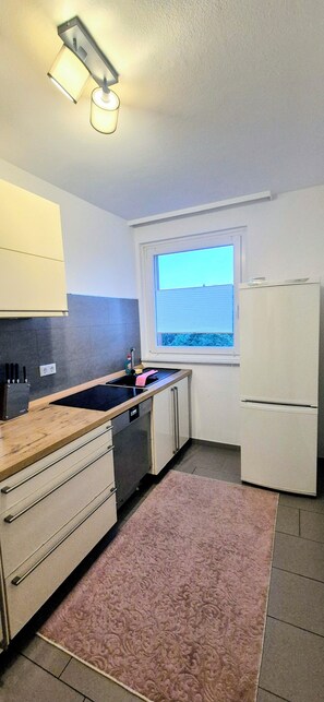 Wasserkocher mit Kaffee-/Teezubehör, Kühlschrank, Mikrowelle, Ofen