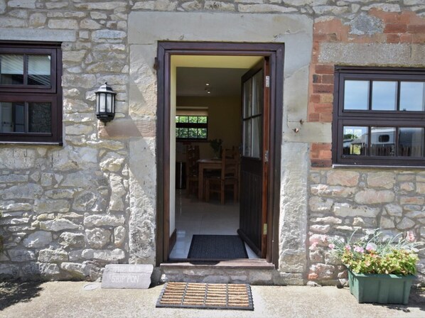 Exterior detail - 2 Bed in Mold (oc-41656) (Pen-y-cefn)