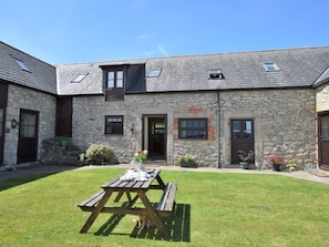 Outdoor dining - 2 Bed in Mold (oc-41656) (Pen-y-cefn)