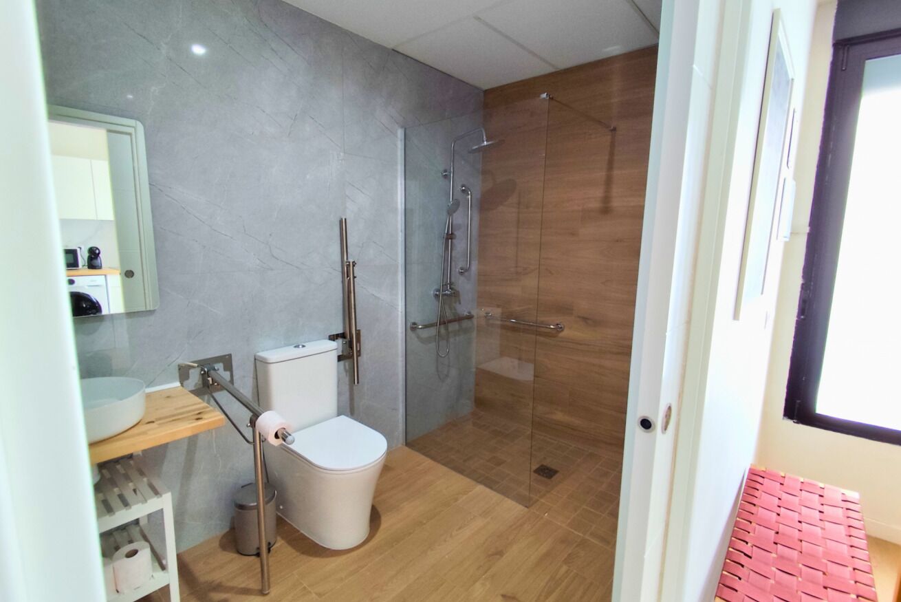 Une salle de bain moderne équipée de toilettes, d’un bidet et d’une douche.