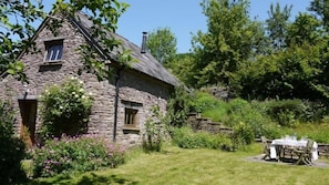 Outdoor dining - 2 Bed in Abergavenny (oc-42840) (Abergavenny)