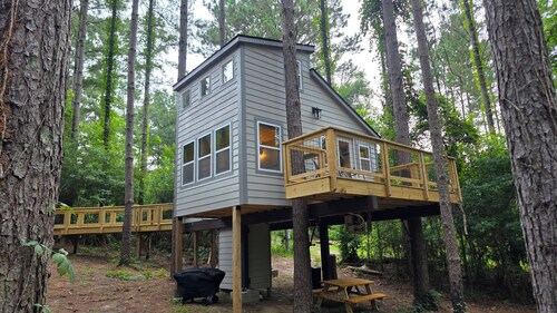 Truly Unique Treehouse - The Fox Den at Pines and Pillows Treehouses