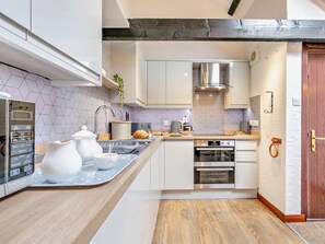 Oven, highchair, cookware/dishes/utensils - 2 Bed in Looe (oc-43127) (Saint Martin-by-Looe)
