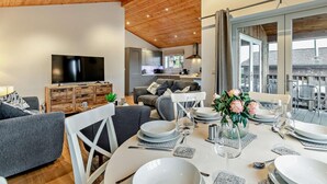 Een modern interieur met een eethoek, een woongedeelte en een keuken.