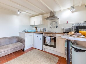 Oven, cookware/dishes/utensils - 1 Bed in Okehampton (oc-42982) (Petrockstow)