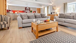 Un salon moderne avec un canapé, une table basse et un tapis à motifs.