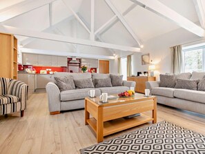 TV, fireplace - 3 Bed in Looe (oc-43124) (Saint Martin-by-Looe)