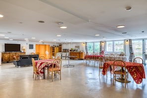 Dining - Room with Shared Terrace and Wi-Fi, 10 Minutes from the Beach (Mudaison)