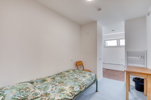 WiFi, bed sheets - Room with Shared Terrace and Wi-Fi, 10 Minutes from the Beach (Mudaison)