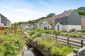 Property grounds - 3 Bed in Falmouth (oc-43982) (Goldenbank)