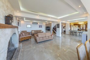 Smart TV - Kalkan İslamlar'da Devasa Özel Havuzlu Lüks 5 Odalı Taş Villa (Antalya)