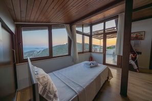 5 bedrooms, iron/ironing board, free WiFi - Kalkan İslamlar'da Devasa Özel Havuzlu Lüks 5 Odalı Taş Villa (Antalya)