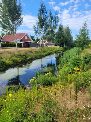 Property grounds - Holiday Home 'Sam' with Lake View, Private Terrace and Wi-Fi (Geeste)