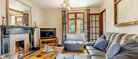 TV, fireplace