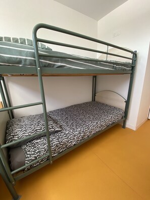 Room - Room with Shared Terrace and Wi-Fi, 10 Minutes from the Sea (Mudaison)