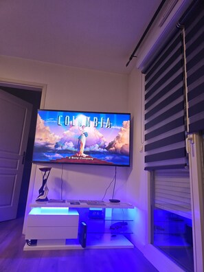 Ein an der Wand befestigter Fernseher mit einem digitalen Bildschirm, der 'Colombia' anzeigt, und dem Sony-Logo.