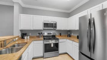 Geladeira, micro-ondas, fogão, cooktop