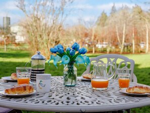 Outdoor dining - 2 Bed in Wrexham (oc-43916) (Overton)
