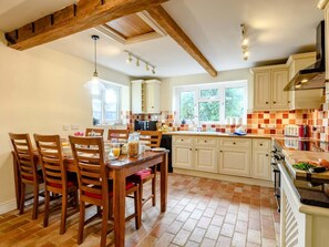 Microwave, oven, dishwasher, cookware/dishes/utensils - 3 Bed in King's Lynn (oc-43950) (Docking)