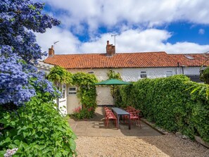 Outdoor dining - 3 Bed in King's Lynn (oc-43950) (Docking)