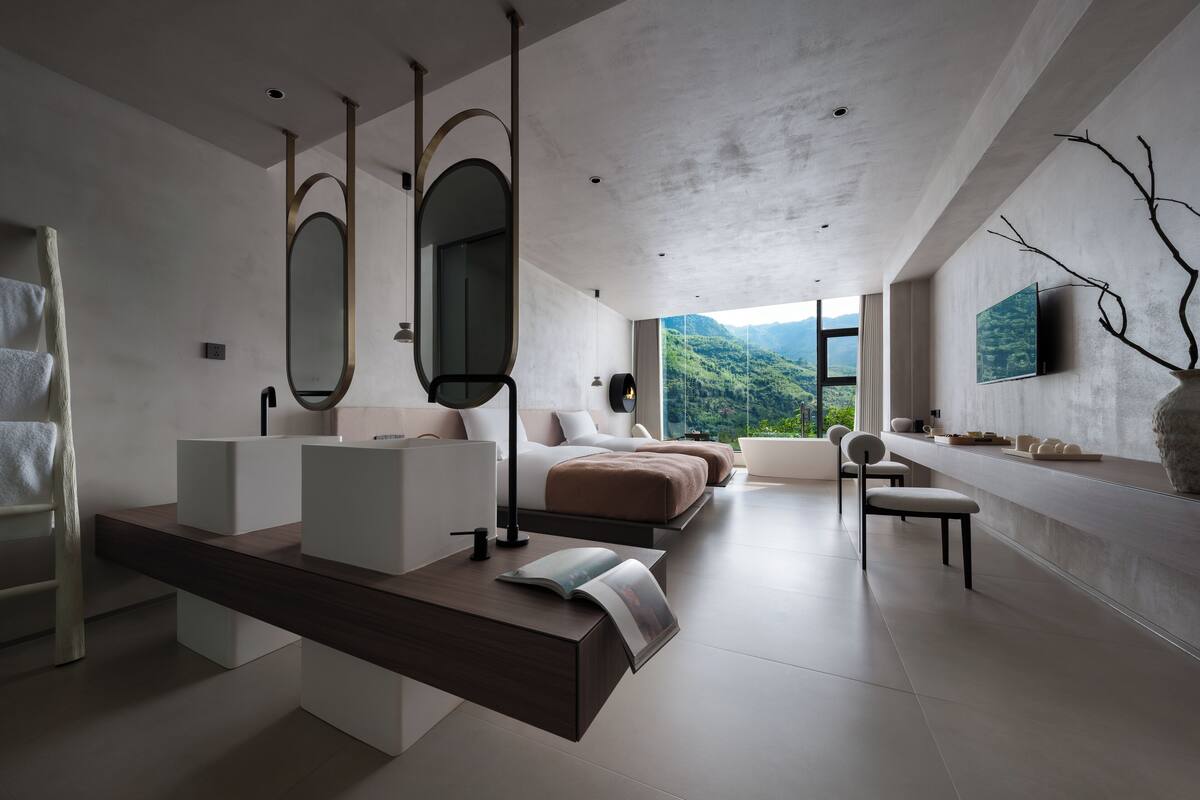 Habitación Deluxe con 2 camas individuales, vista a la montaña | Edredón, minibar, cortinas blackout y wifi gratis