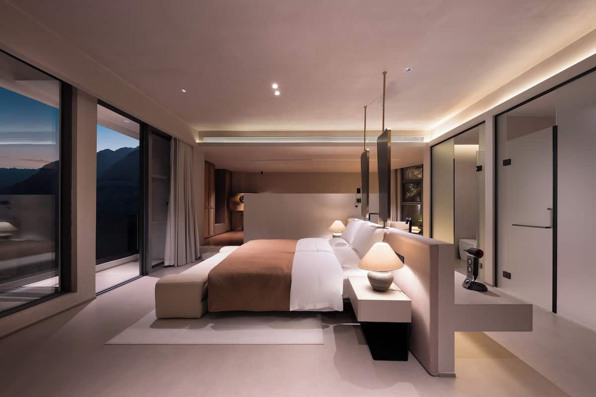 Habitación doble superior, vista a la montaña | Edredón, minibar, cortinas blackout y wifi gratis