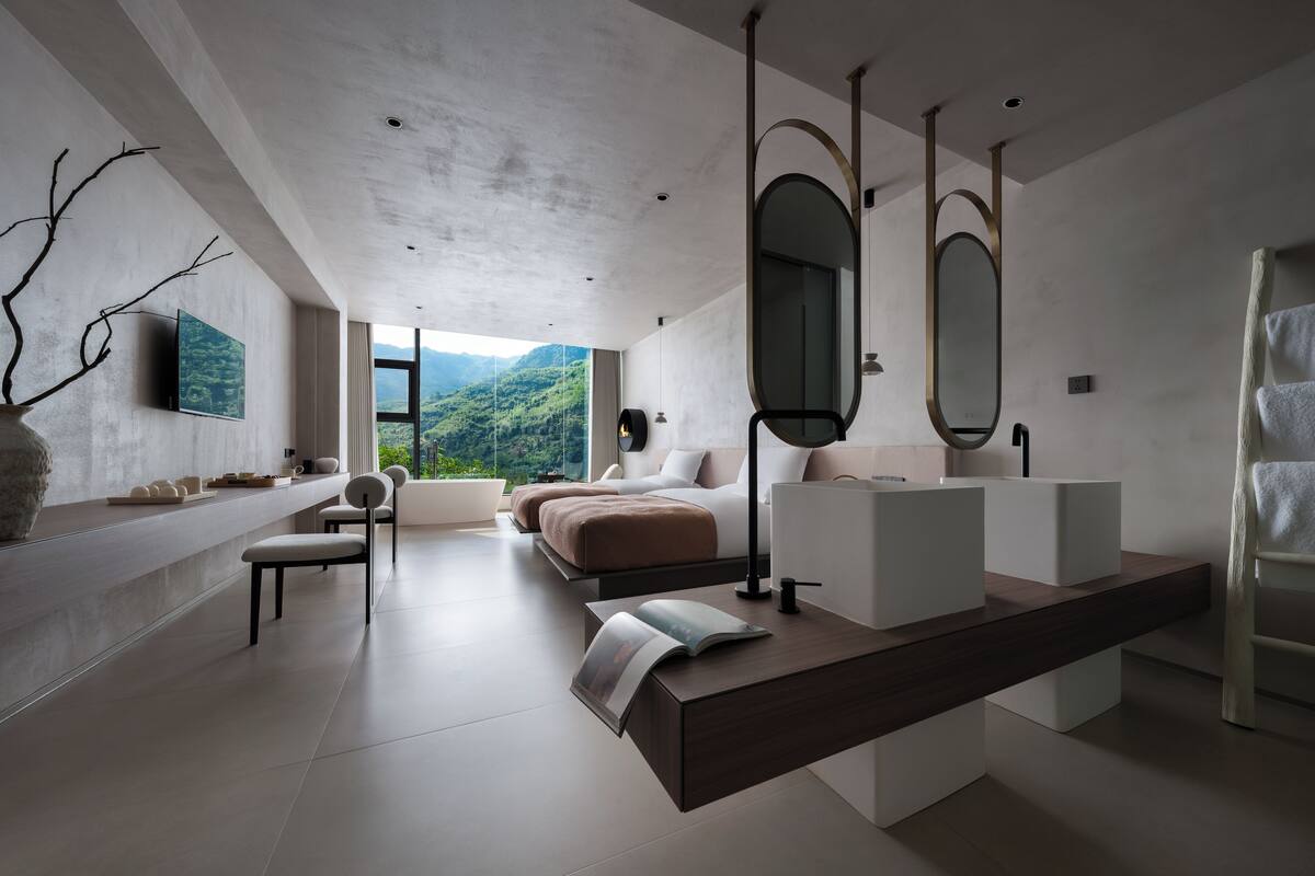 Habitación básica con 2 camas individuales, vista a la montaña | Edredón, minibar, cortinas blackout y wifi gratis