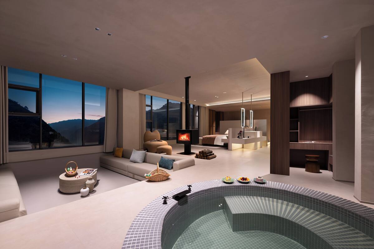 Habitación doble de lujo, vista a la montaña | Edredón, minibar, cortinas blackout y wifi gratis