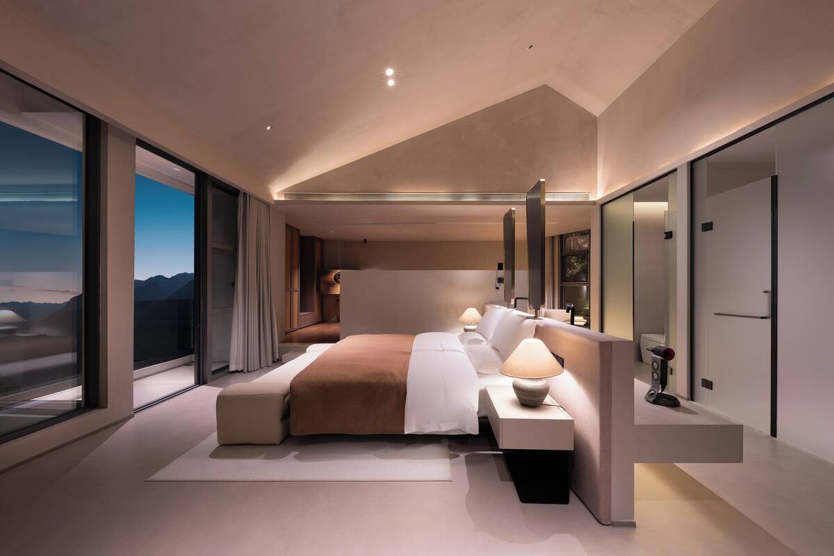 Habitación doble panorámica, vista a la montaña | Edredón, minibar, cortinas blackout y wifi gratis 