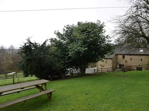 Outdoor dining - 3 Bed in Hope Valley (oc-pk432) (Aston)