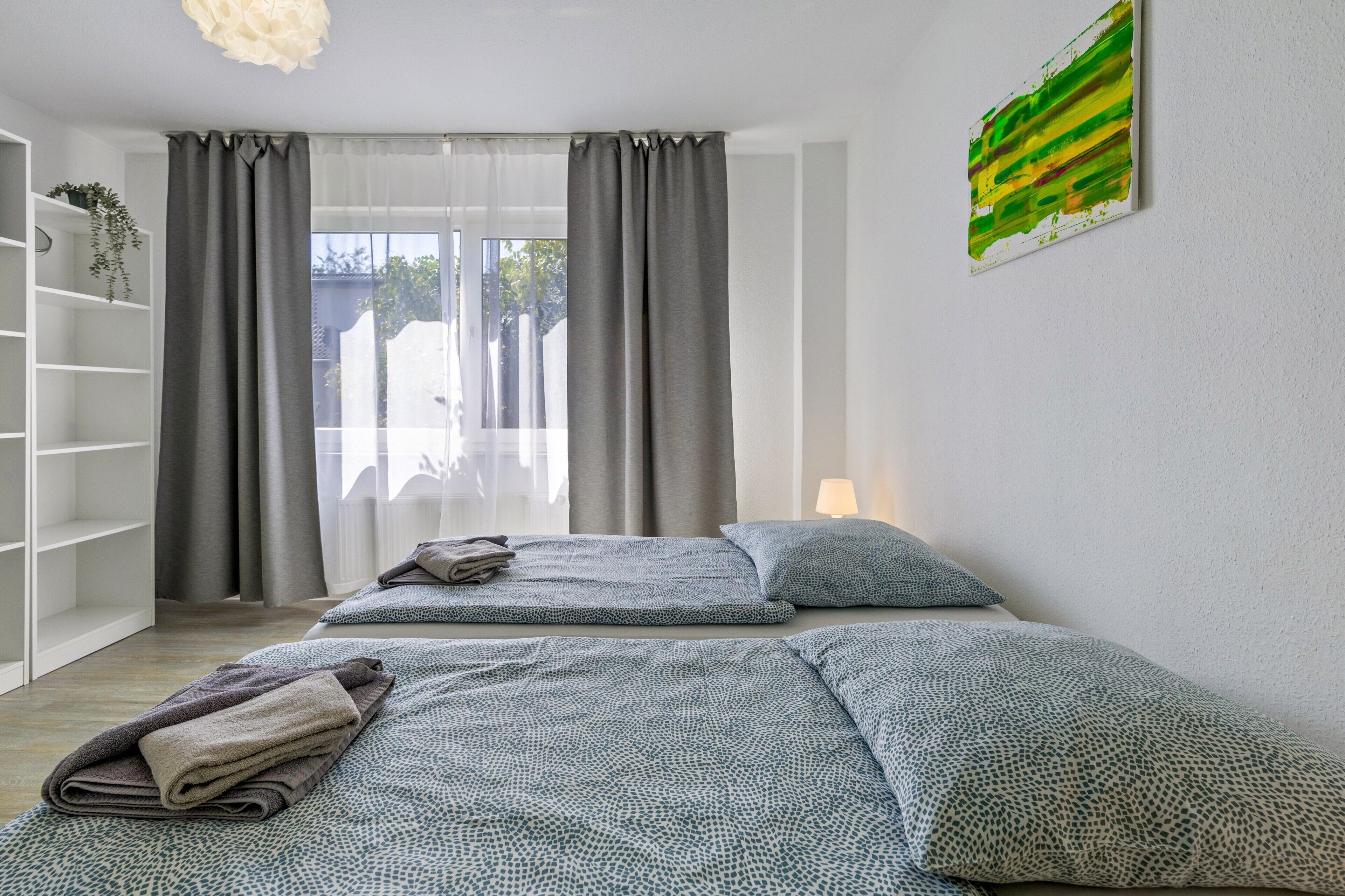 1 dormitorio, tabla de planchar con plancha, wifi y ropa de cama