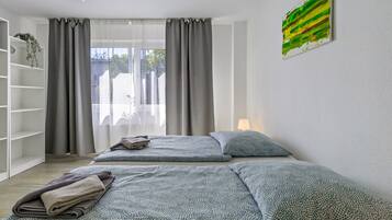 1 dormitorio, tabla de planchar con plancha, wifi y ropa de cama