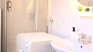 Dusche, Haartrockner, Handtücher