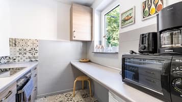 Wasserkocher mit Kaffee-/Teezubehör, Kühlschrank, Mikrowelle, Ofen