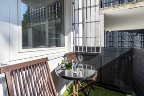 Outdoor dining - Apartment 'Art Home -  Mit Balkon' with Balcony and Wi-Fi (Duisburg)