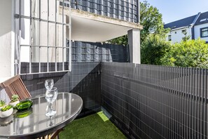 Outdoor dining - Apartment 'Art Home -  Mit Balkon' with Balcony and Wi-Fi (Duisburg)