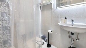 Douche, sèche-cheveux, serviettes fournies