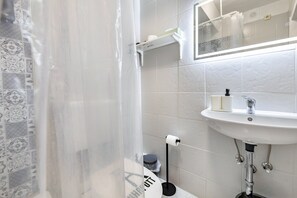 Bathroom - Apartment 'Art Home -  Mit Balkon' with Balcony and Wi-Fi (Duisburg)