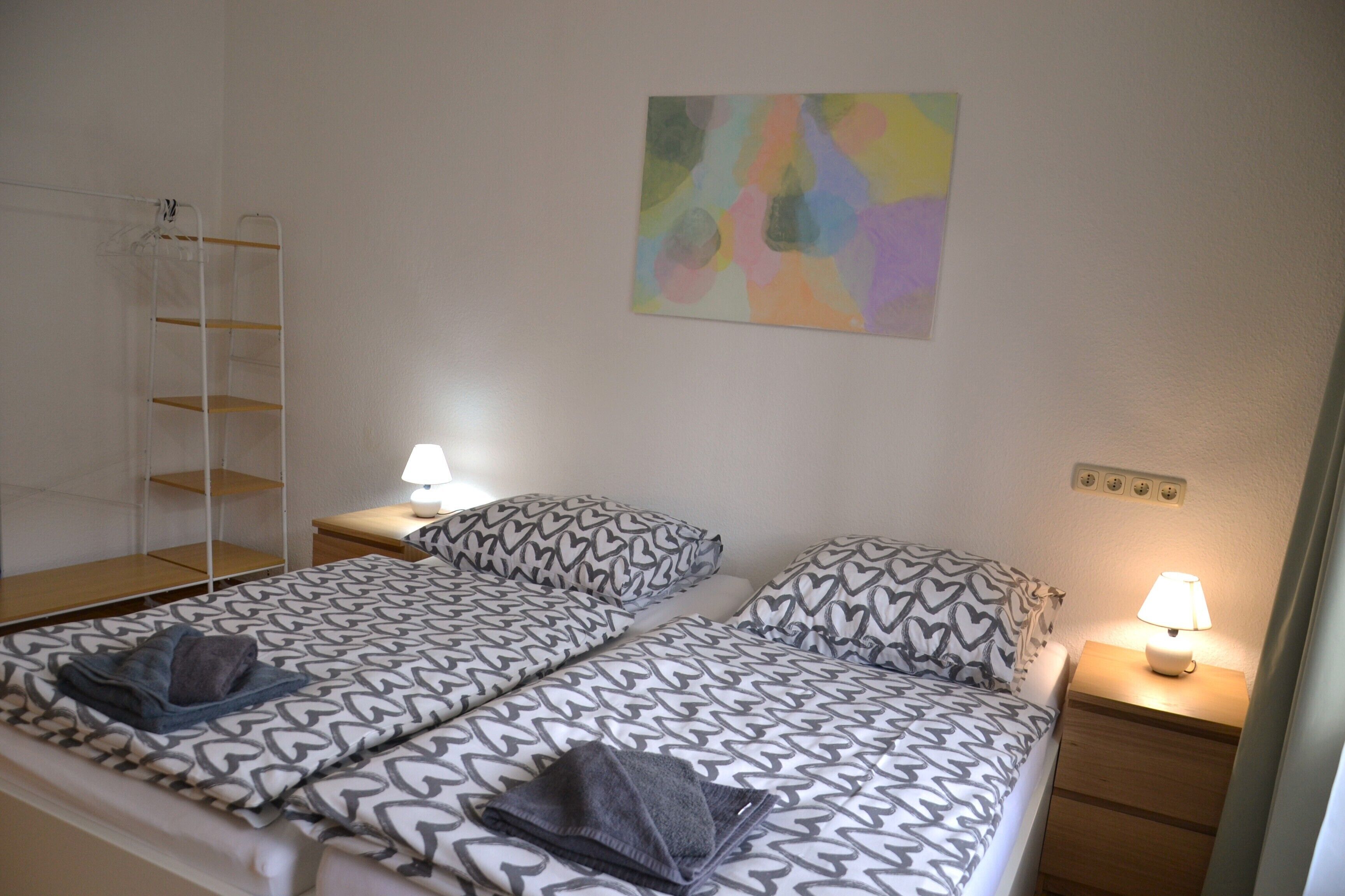 Tabla de planchar con plancha, wifi y ropa de cama 