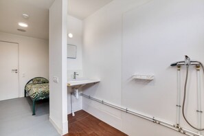 Shower, towels - Room with Shared Terrace and Wi-Fi, 10 Minutes from the Beach (Mudaison)