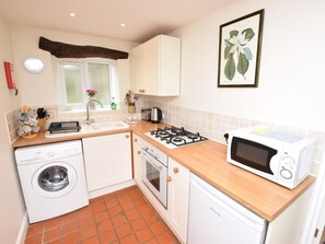 Oven, high chair, cookware/dishes/utensils - 1 Bed in Curbar (oc-pk454) (Curbar)