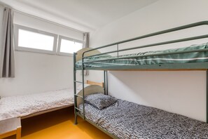 2 bedrooms, WiFi, bed sheets