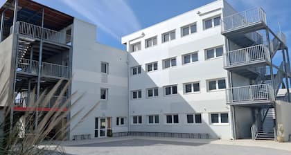 Room with Shared Terrace and Wi-Fi, 10 Minutes from the Beach